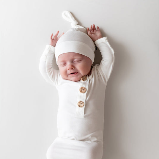 Kyte Baby Knotted Gown with Hat Set - Cloud