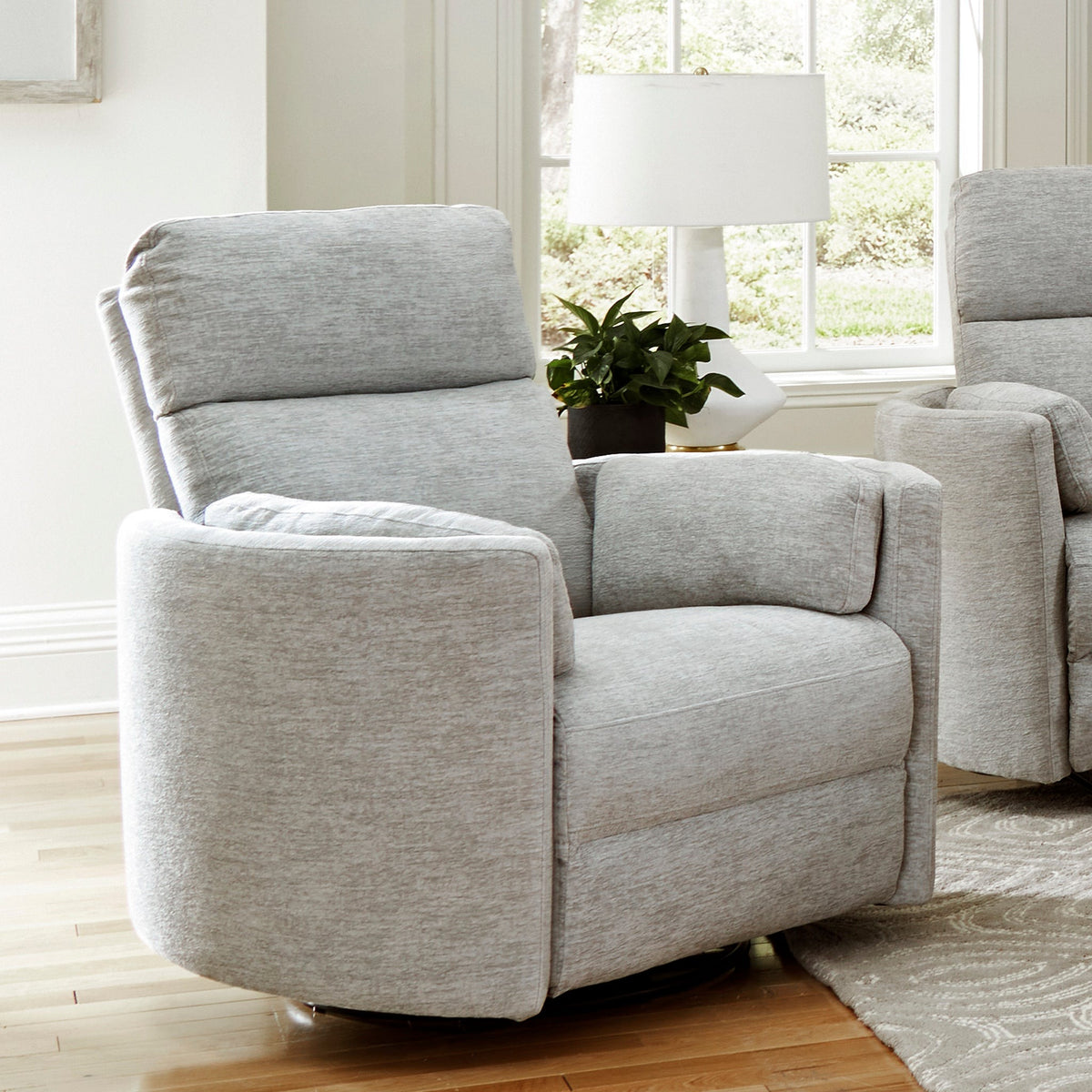 PL Heritage Radius Power Recliner with USB Charging Port